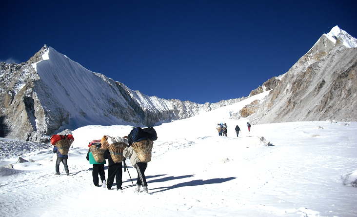 Trek from East col to Baruntse basecamp via Sherpani Col (6146m)'