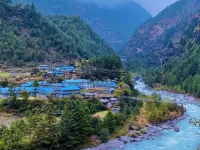 Trek to Phakding (2,610m)