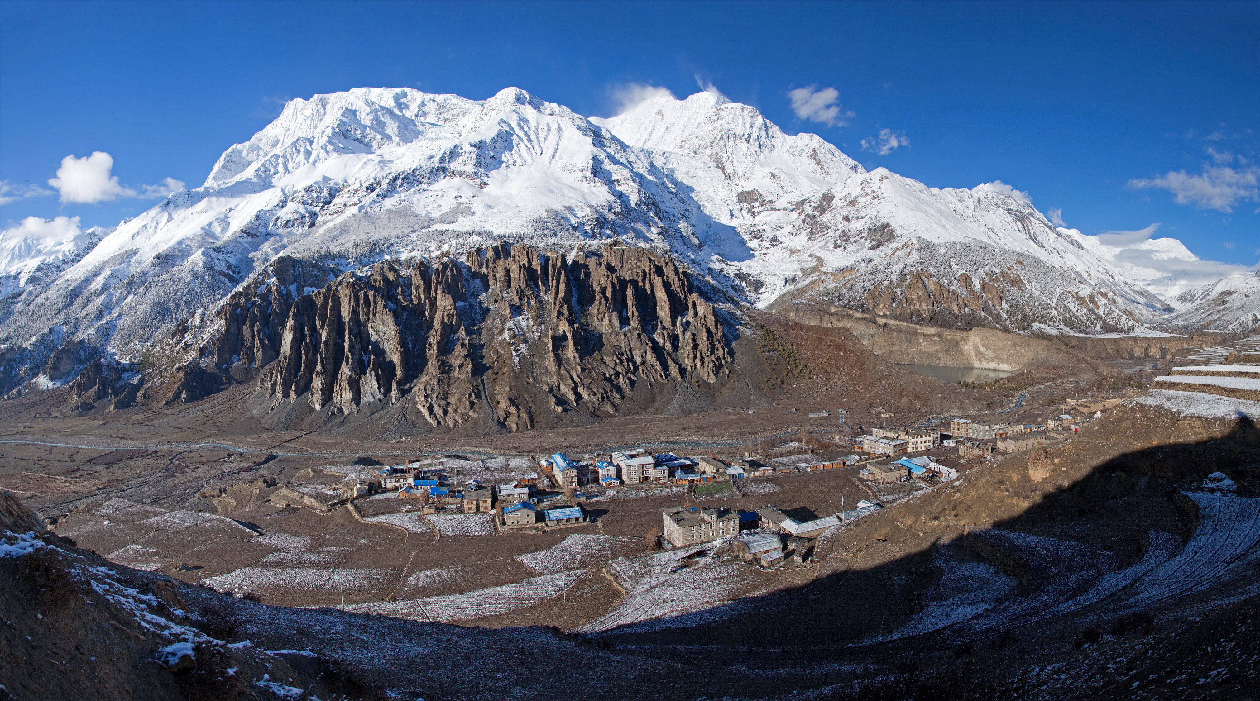 Upper Pisang to Manang (3540M) / Overnight at mountain lodge'