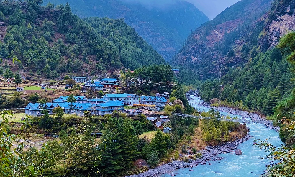 Trek to Phakding (2,610m)