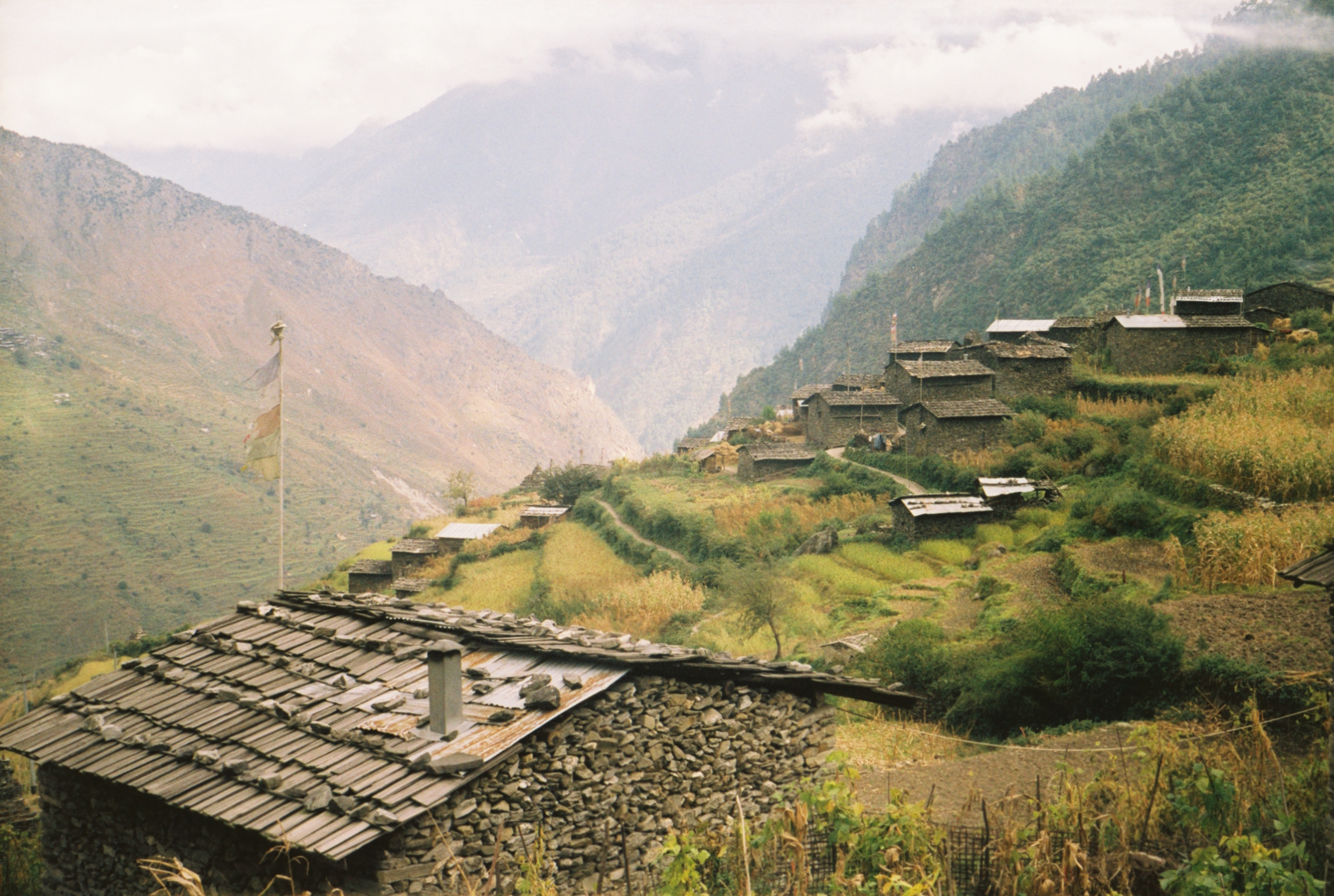 Syabrubeshi to Goljung (1960m)'