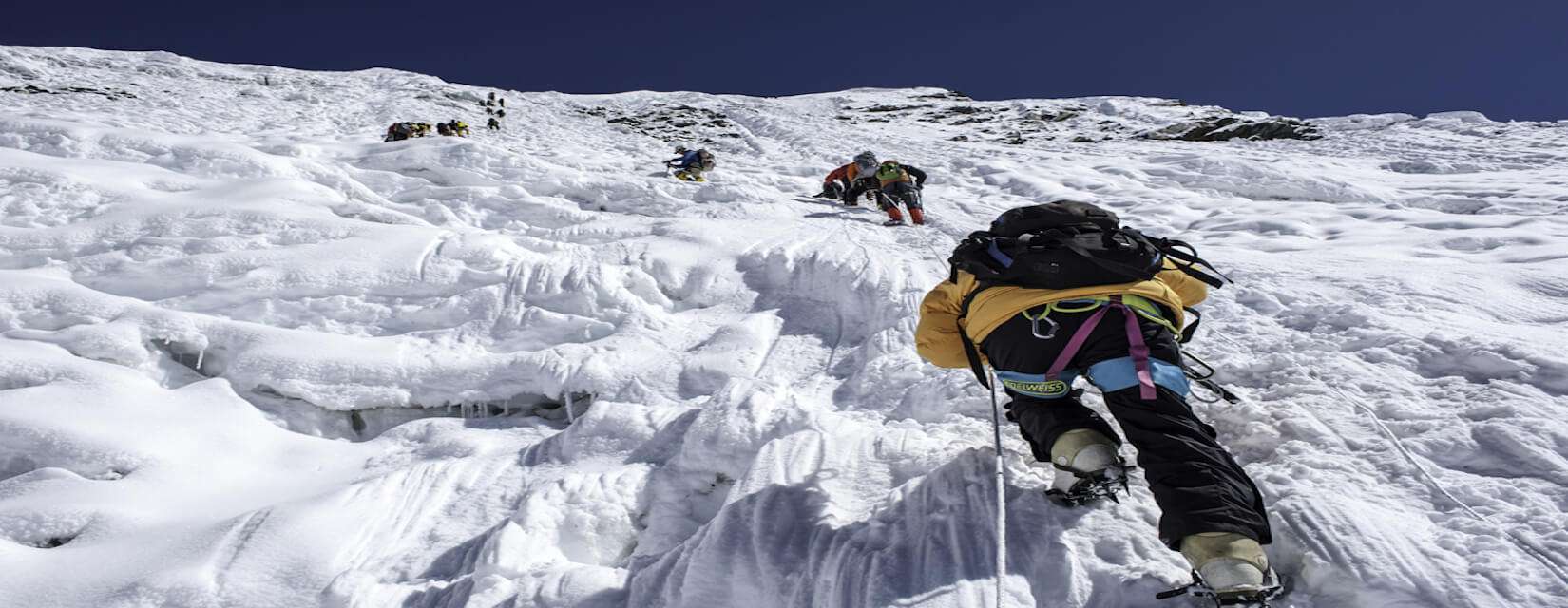 Pharchamo Base Camp to Pharchamo High Camp (5700M) via Tashi Lapcha Pass / 5hrs walk / Overnight at tented camp'