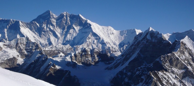 Cross Amphu Laptsa pass (5,850m) then trek to Amphulapcha west camp '