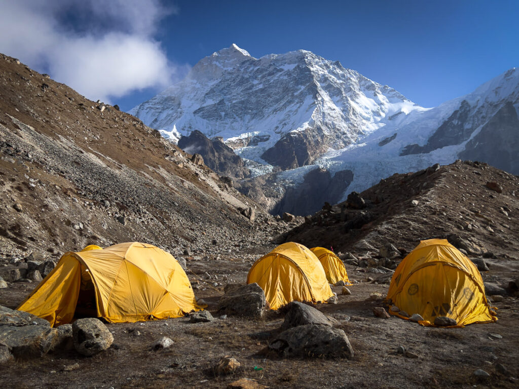 Trek to Makalu Base Camp (4810 m).'