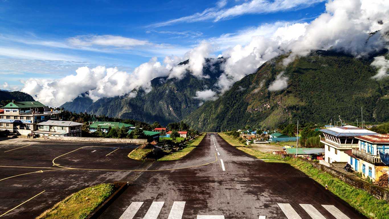 Trek from Namche Bazaar to Lukla. '