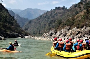 Rafting at Trishuli. Drive to Chitwan'