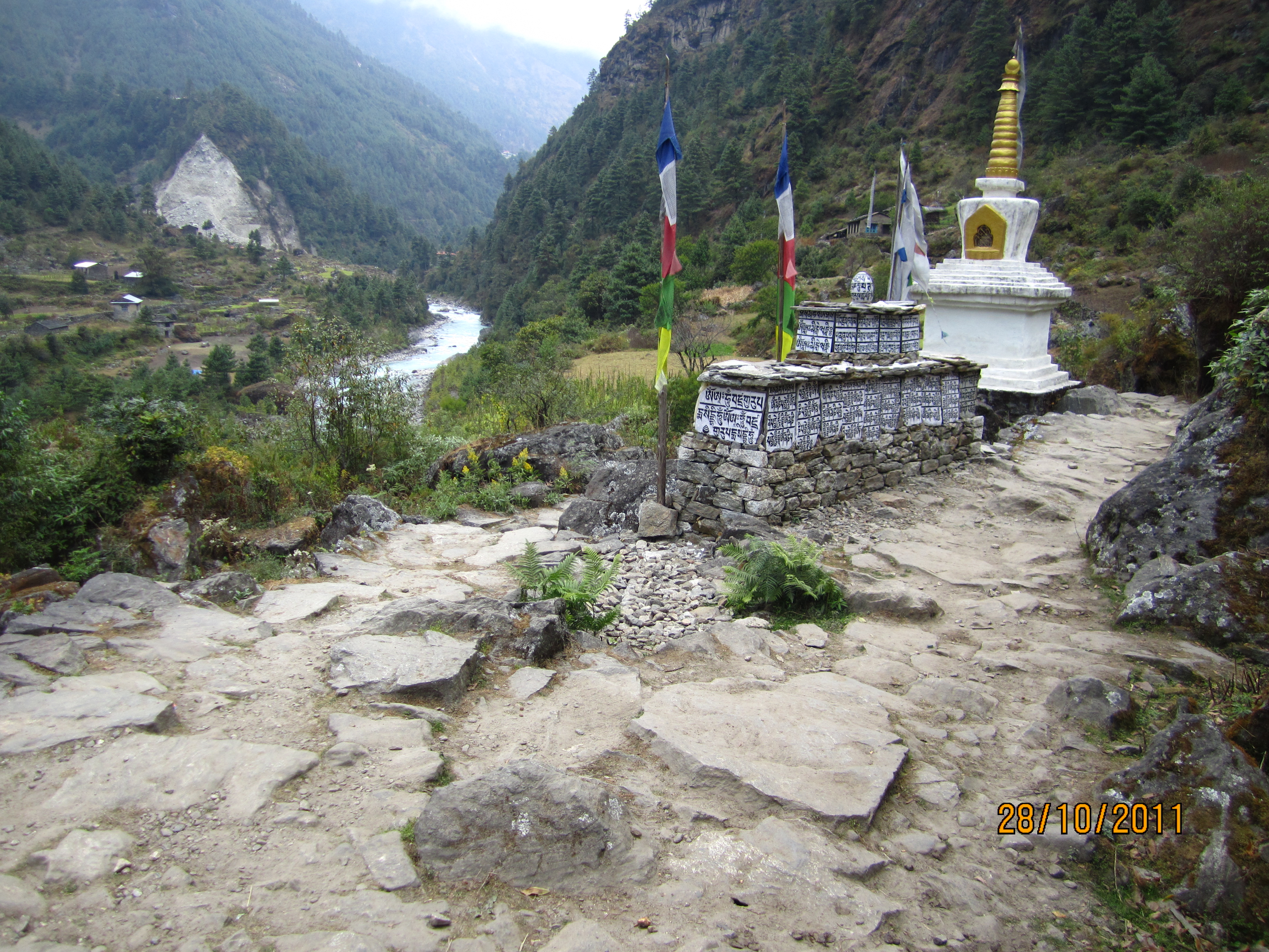  Trek to Phakding (2,652m/8,700ft)